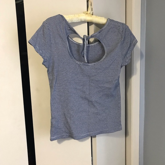 Ladies Medium Tops Set Of 3. $5.00 AS AN ADD ON - Picture 6 of 6